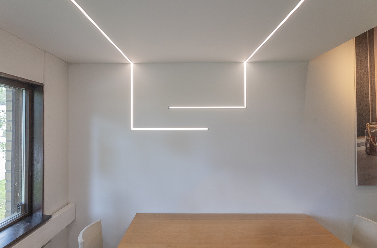 Minimalistische Wohnaccessoires, die Ihnen die Möglichkeit geben, Ihre Lieblingsprodukte zu kaufen und zu kaufen, sowie die modernen LED-Leuchten von LedStore.fi:n. Kattoon ist eine LED-Leuchte, die eine einzigartige Geometrie aufweist. Vasemmanpuoleisesta ikkunasta tuleva luonnonvalo korostaa oikealla seinällä olevaa taideteosta kauniisti.