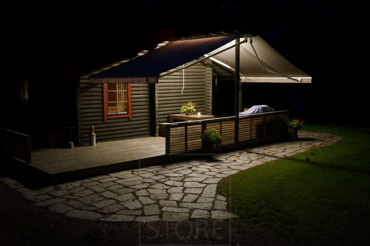 In der Mitte der Überdachung beleuchtet ein LED-Streifen die Terrasse mit einer stimmungsvollen Allgemeinbeleuchtung. Ledstore.fi